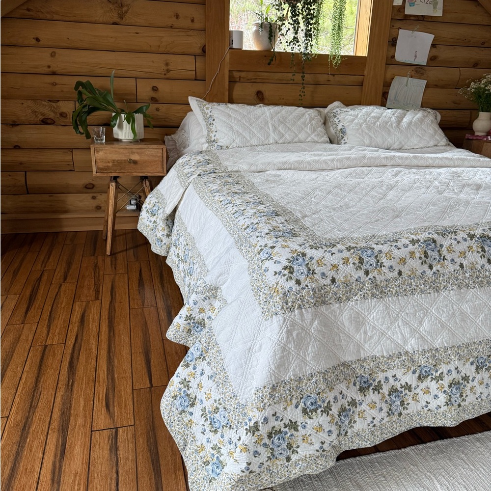 Floral White and Blue Quilt Set